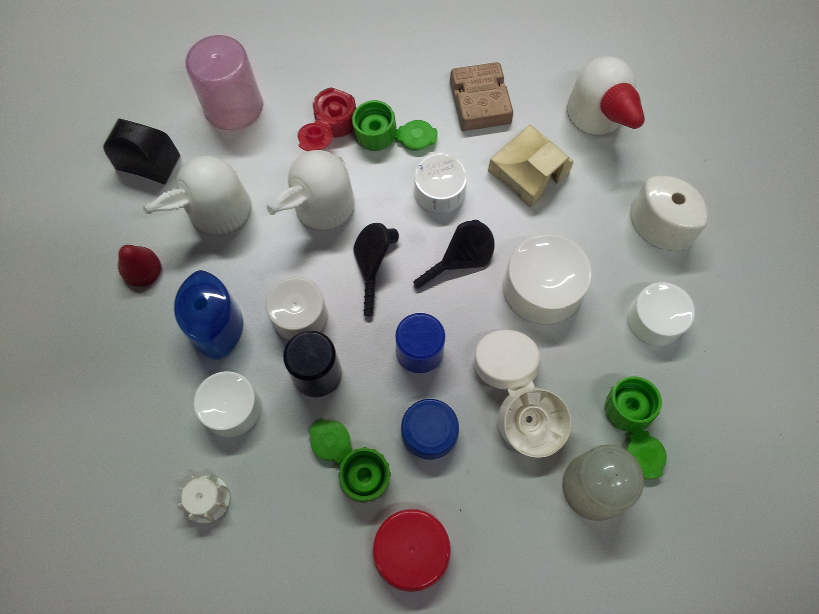 Fromy wtryskowe na nasadki, nakrętki i fliptopy